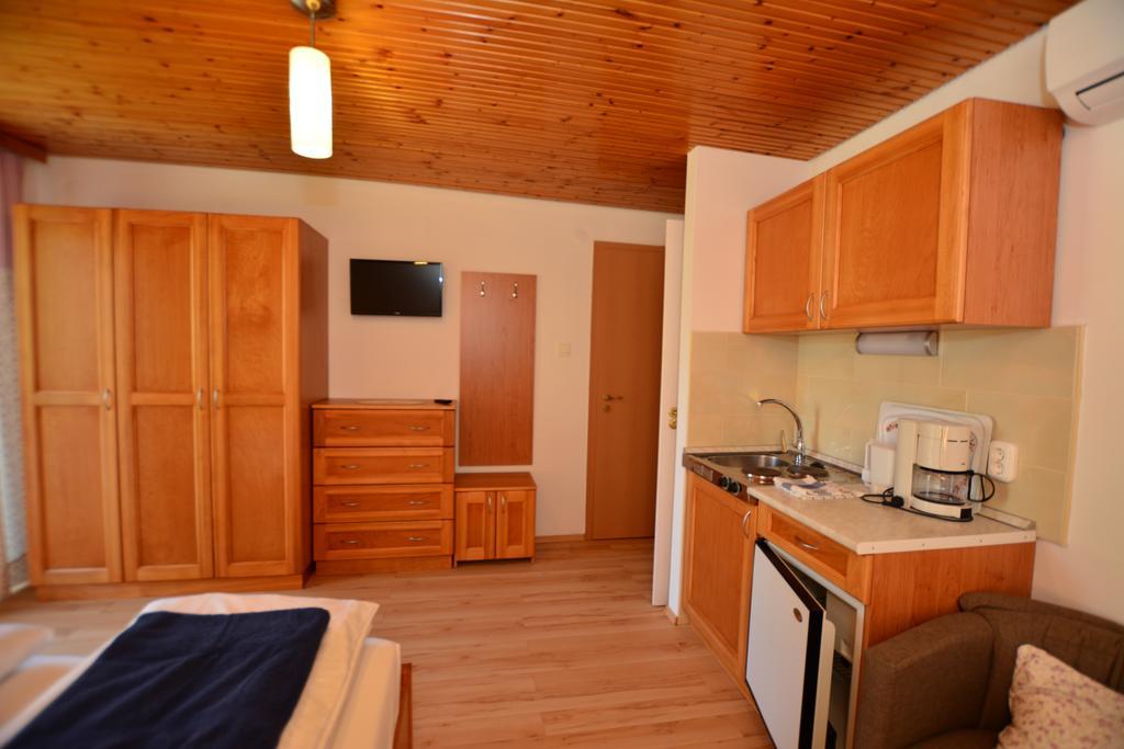 Viragoskert Apartman ヘーヴィーズ 部屋 写真