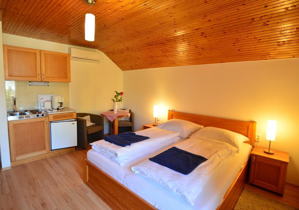 Viragoskert Apartman ヘーヴィーズ 部屋 写真